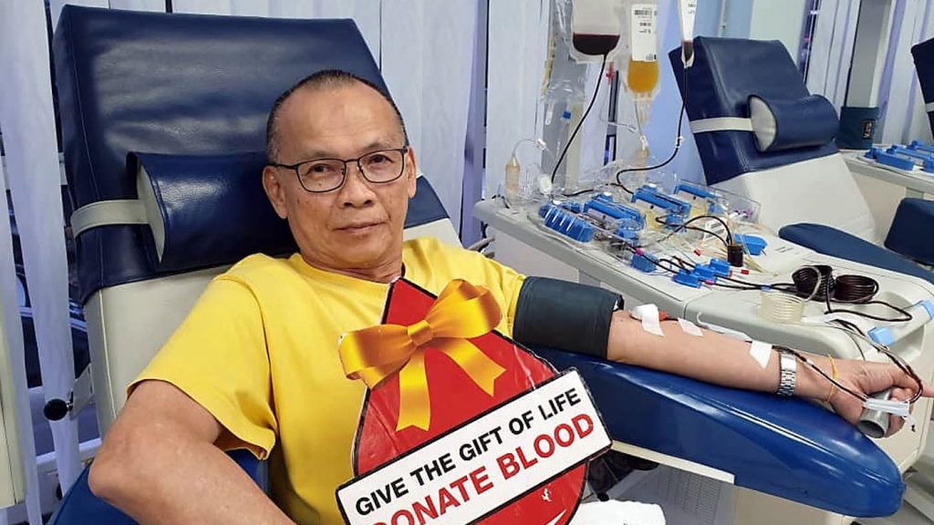 70岁捐血356次 8岁闯火场救人   贡献社会不分年龄