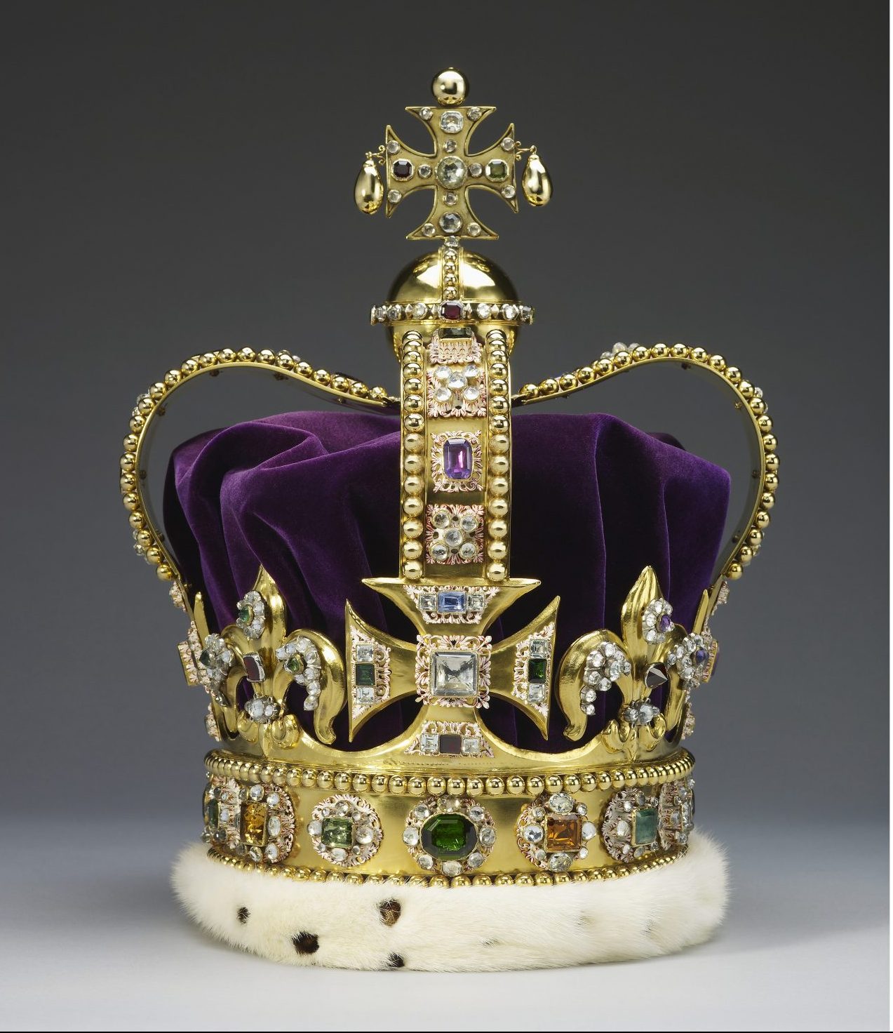 伦敦塔圣爱德华皇冠被移走维修保养 为查尔斯三世加冕作准备