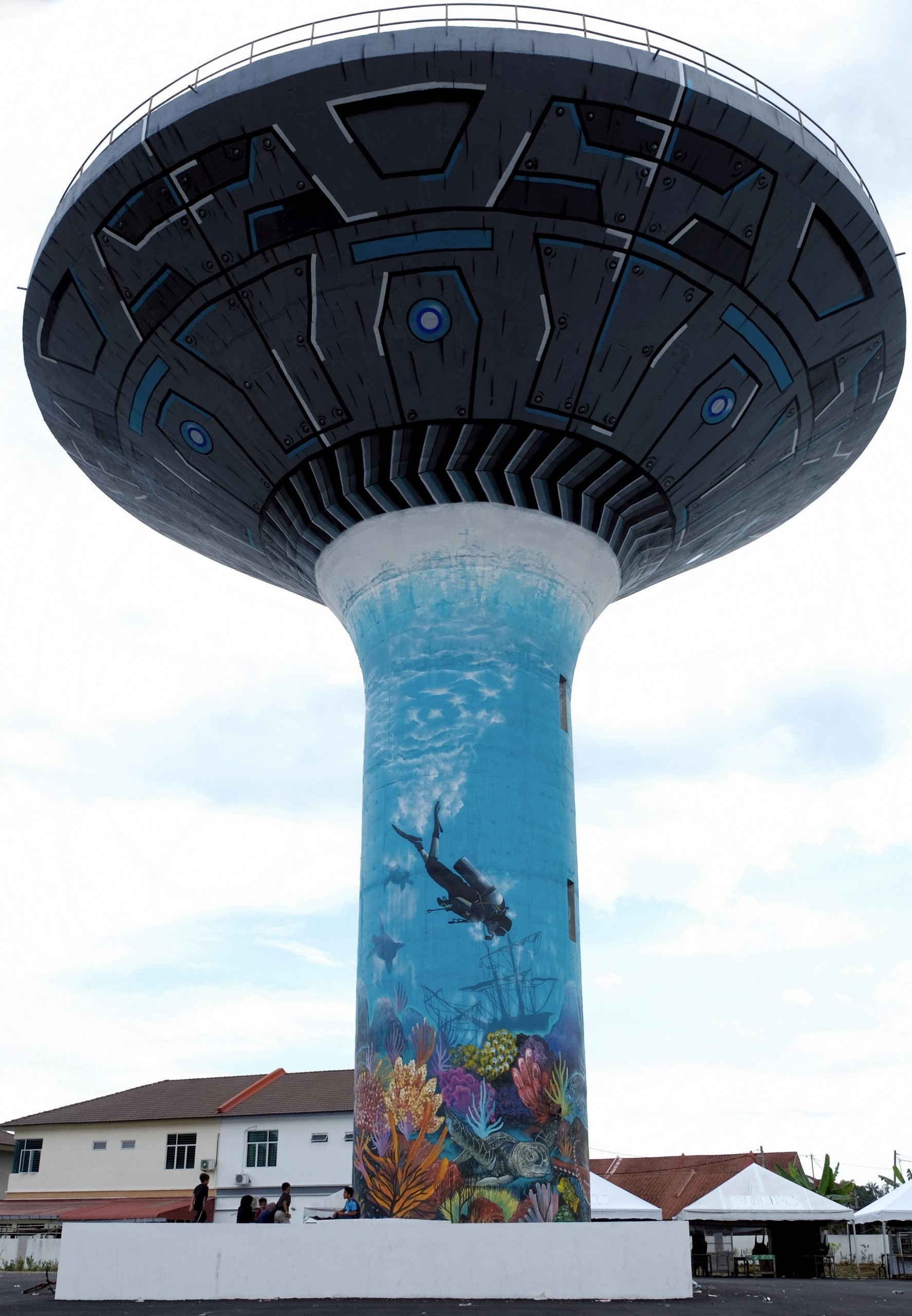 关丹UFO水槽与巨型海洋世界壁画成为民众焦点！