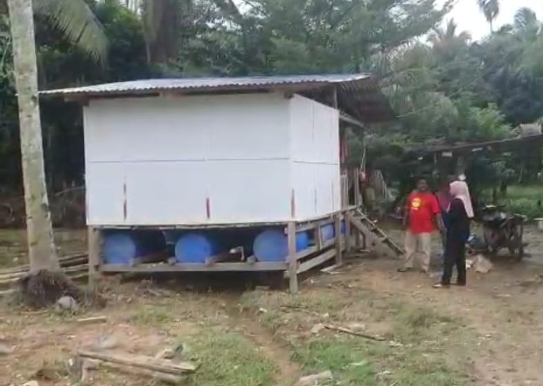 受不了连续19年饱受水灾影响，甘马挽胶工自行打造竹筏屋。