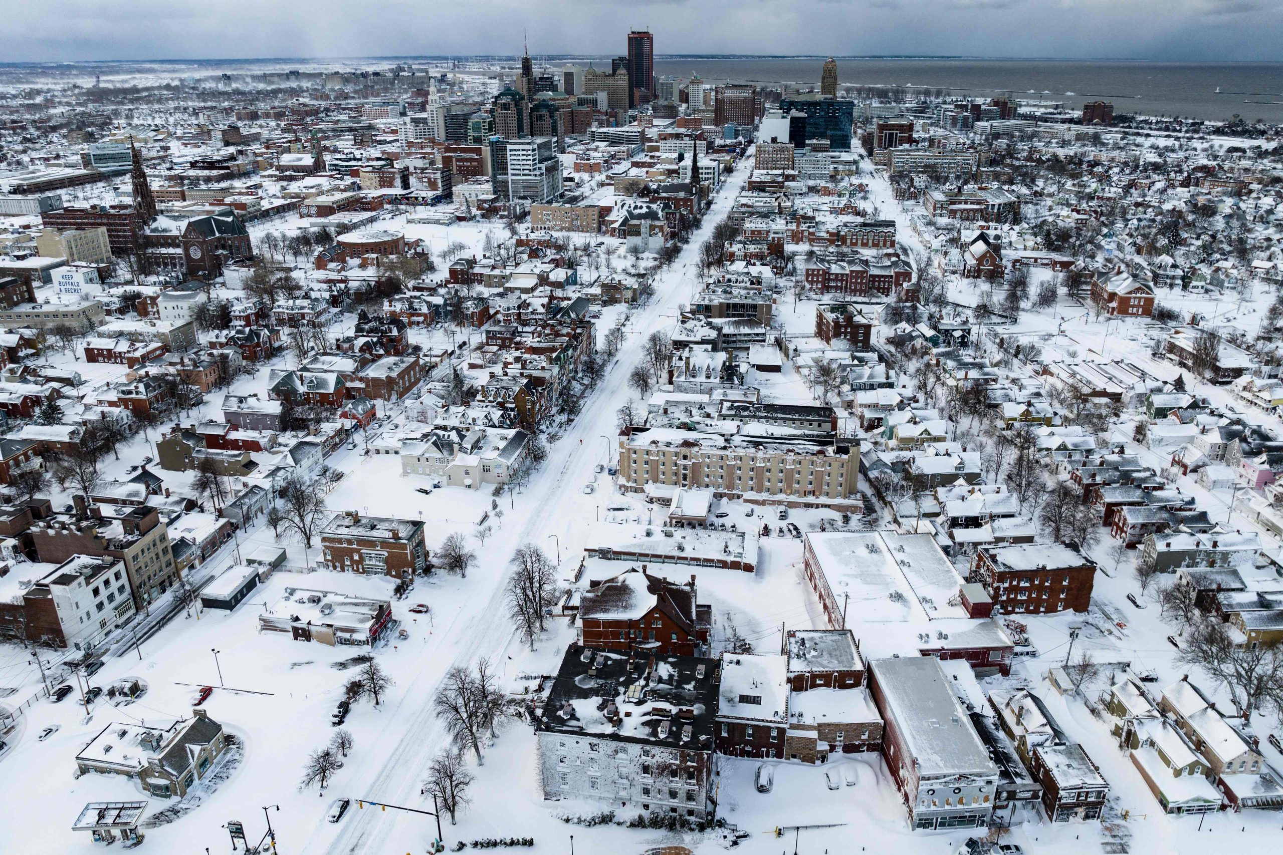 冬季风暴造成全美50多人死亡 纽约州水牛城被大雪覆盖