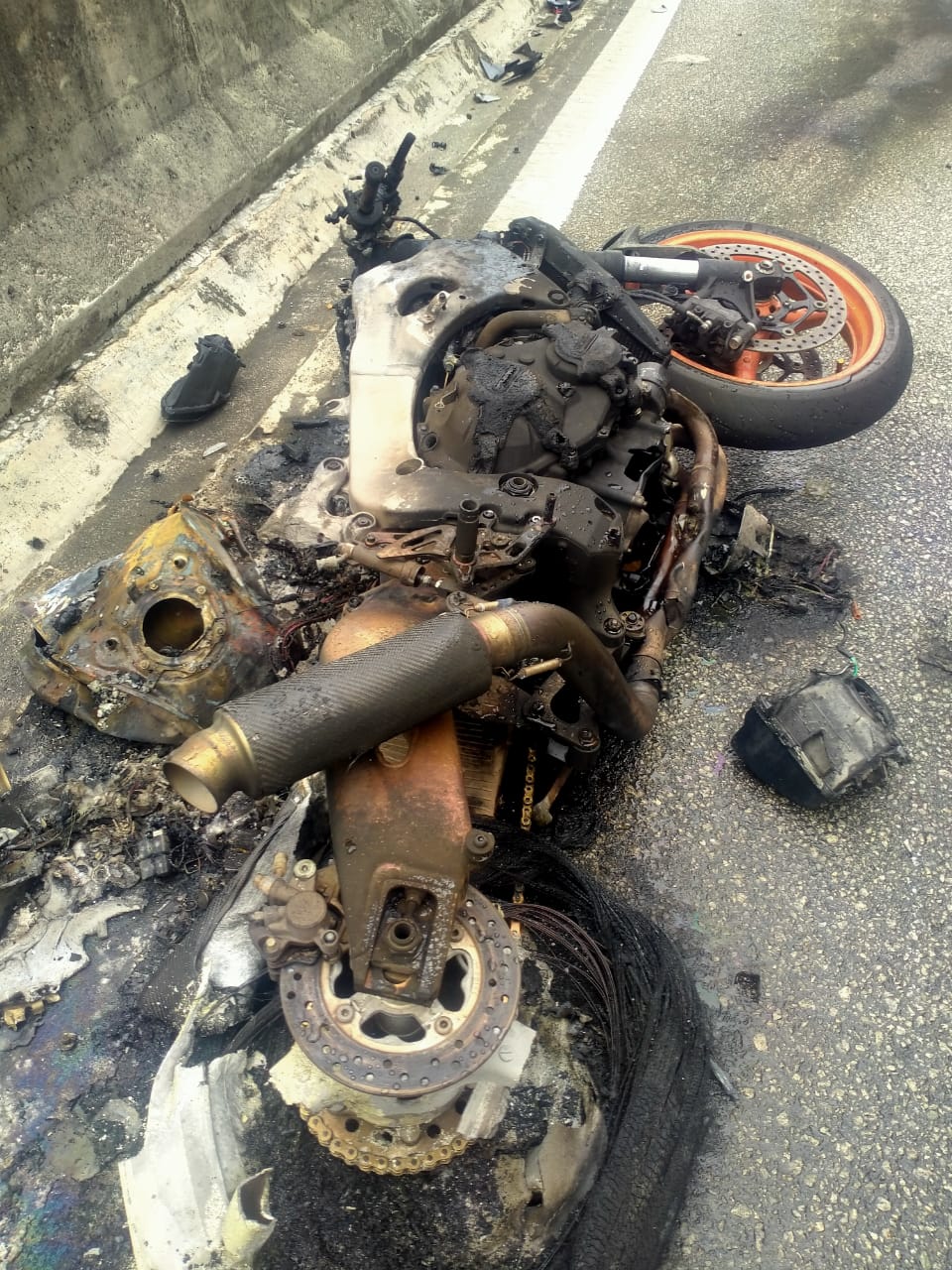 加叻大道发生5辆大型摩托车连环撞车祸，造成5人受伤