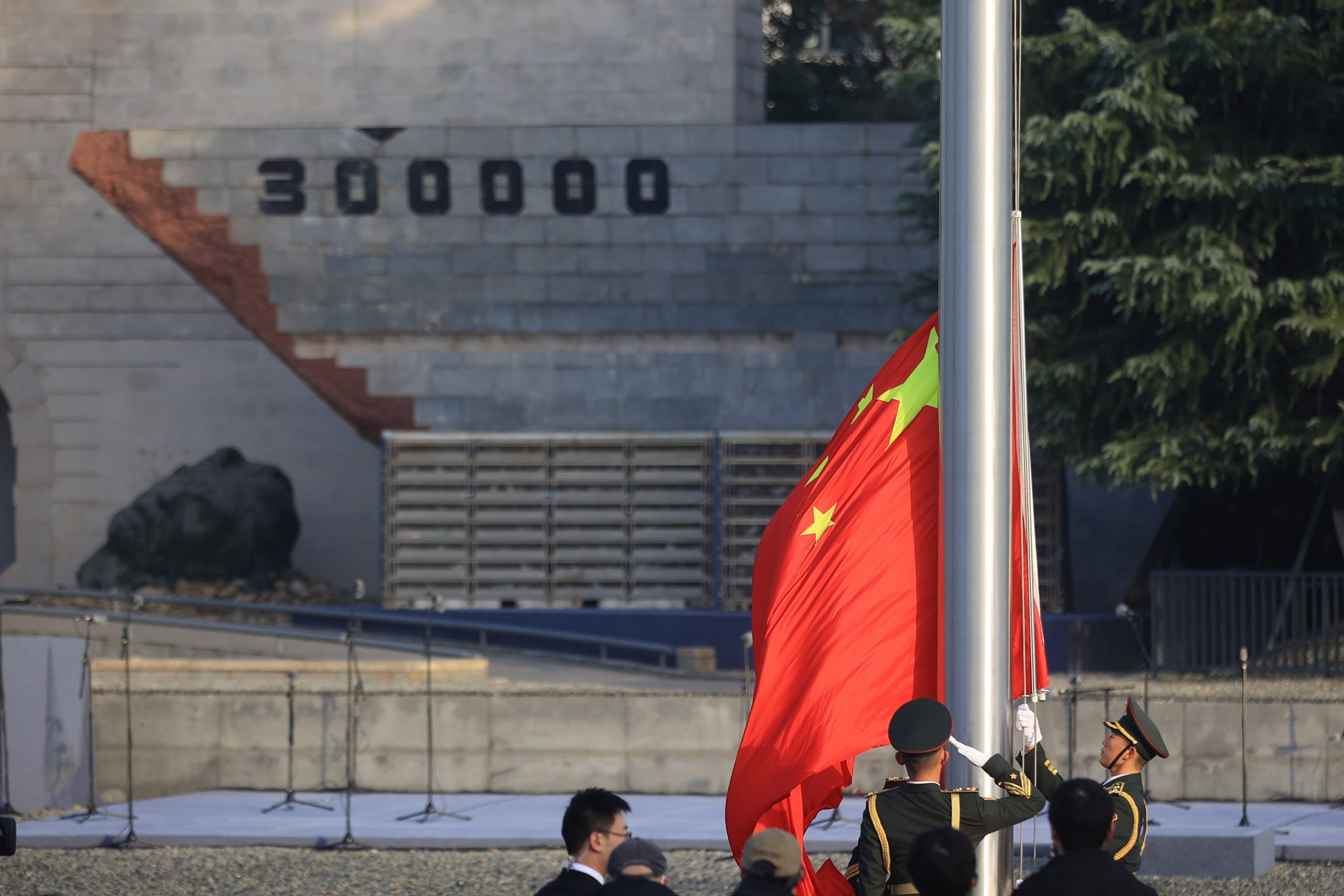 南京大屠杀死难者国家公祭日：南京举行升国旗、下半旗仪式
