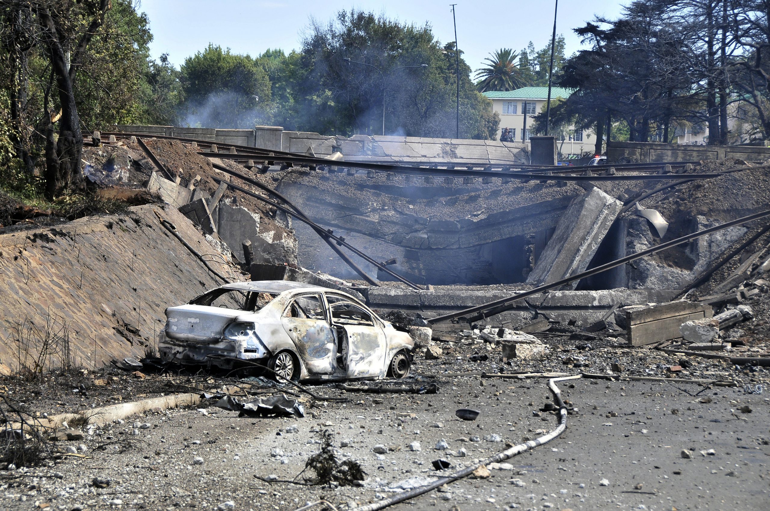 南非油罐车爆炸 附近医院屋顶坍塌增至18死