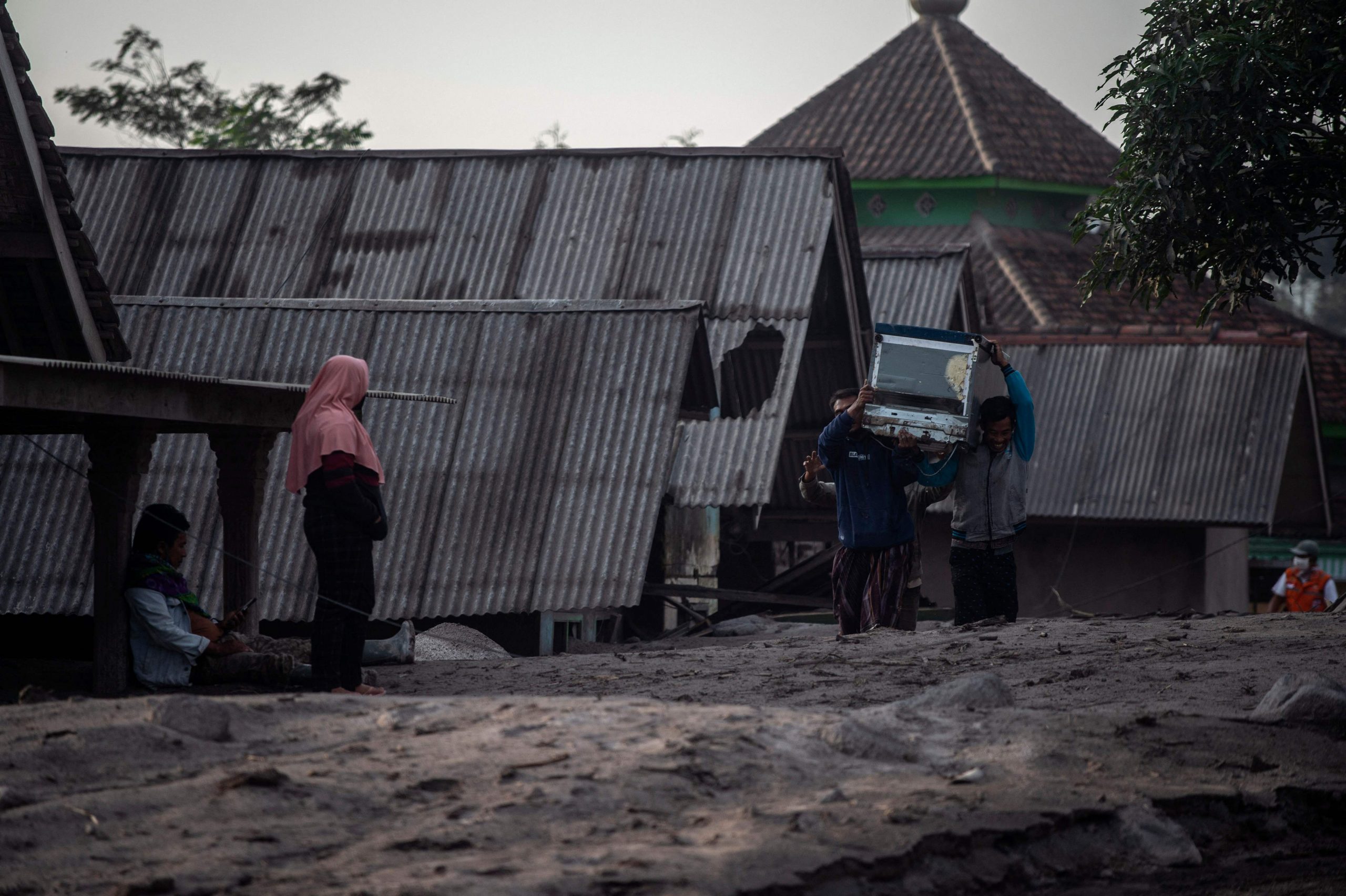 印尼塞梅鲁火山喷发 救灾署力助灾民撤离