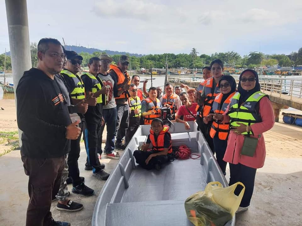 阿曼基金会捐献，沈春祥代表Jingga 13组织接收1救援船艇。
