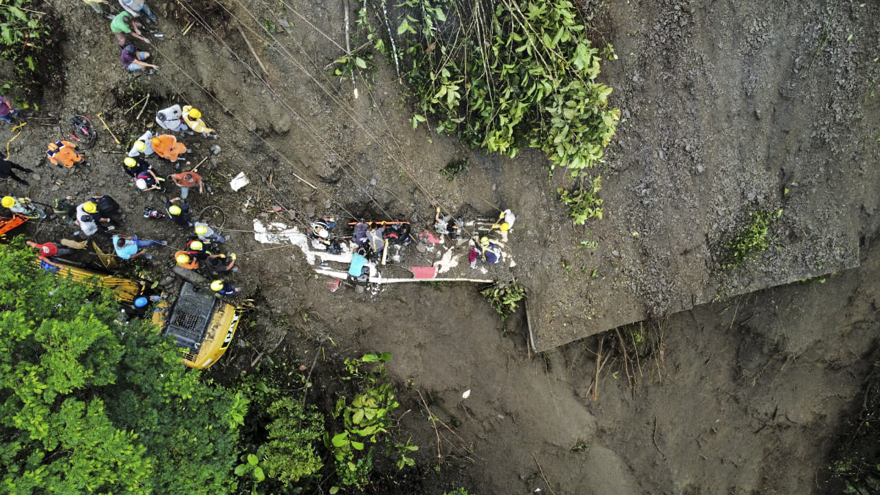 哥伦比亚西北小镇土石流酿3死 20人受困