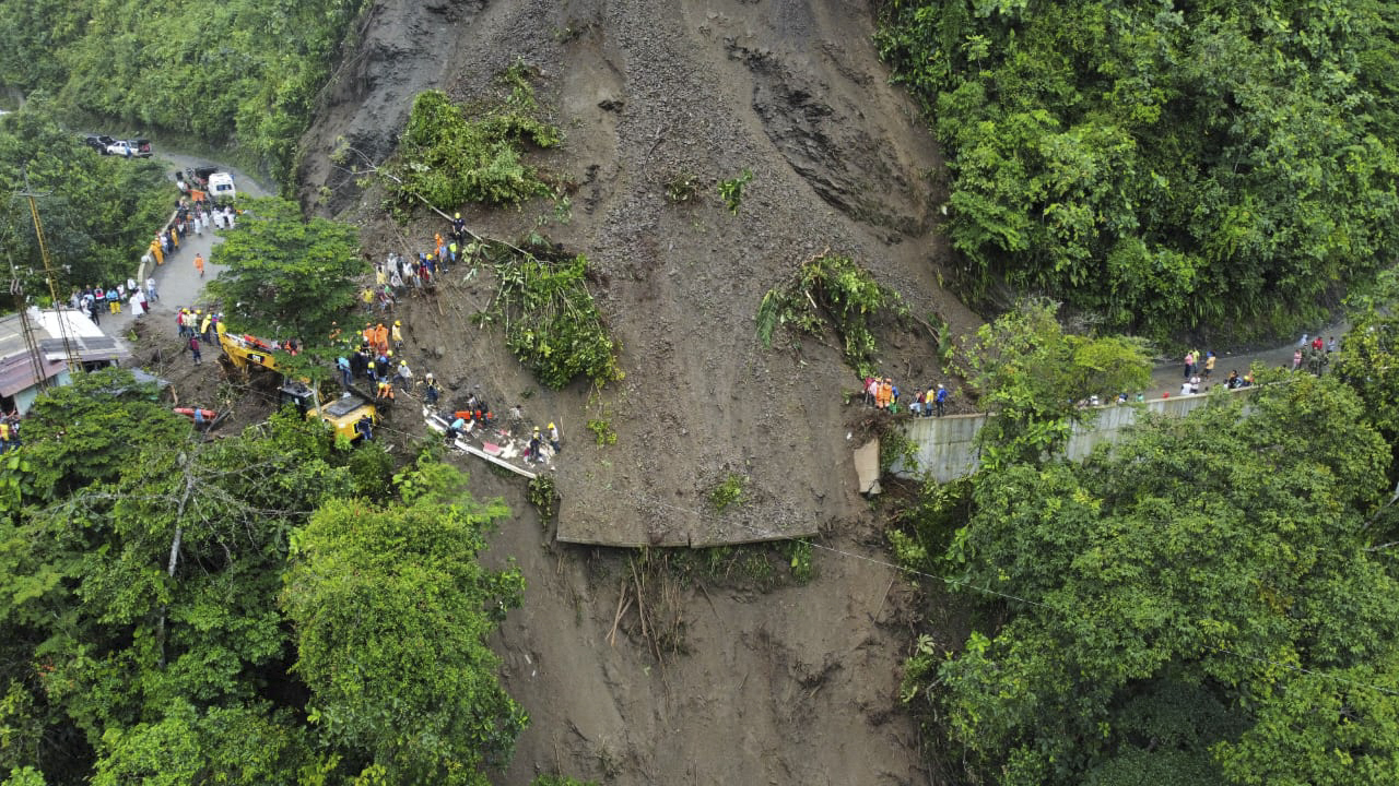 哥伦比亚西北小镇土石流酿3死 20人受困