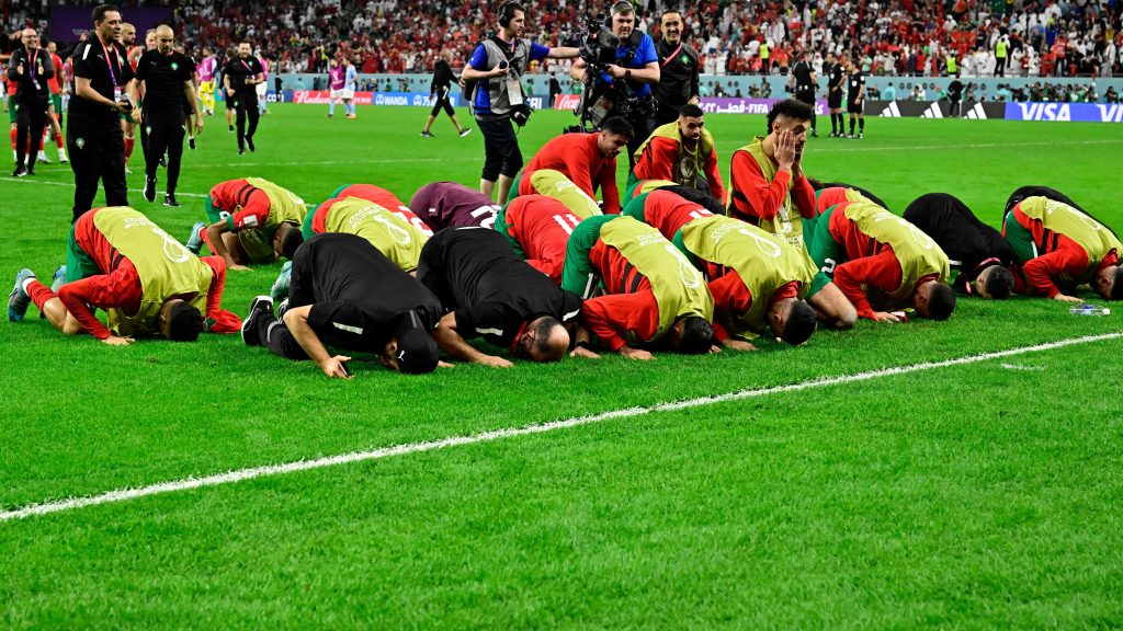 场边集体下跪致谢  摩洛哥球员为球迷而战