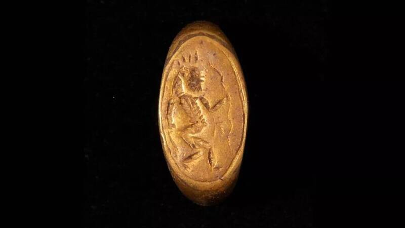 埃及古墓出土3枚黄金戒指 1枚刻有“娱乐之神”贝斯