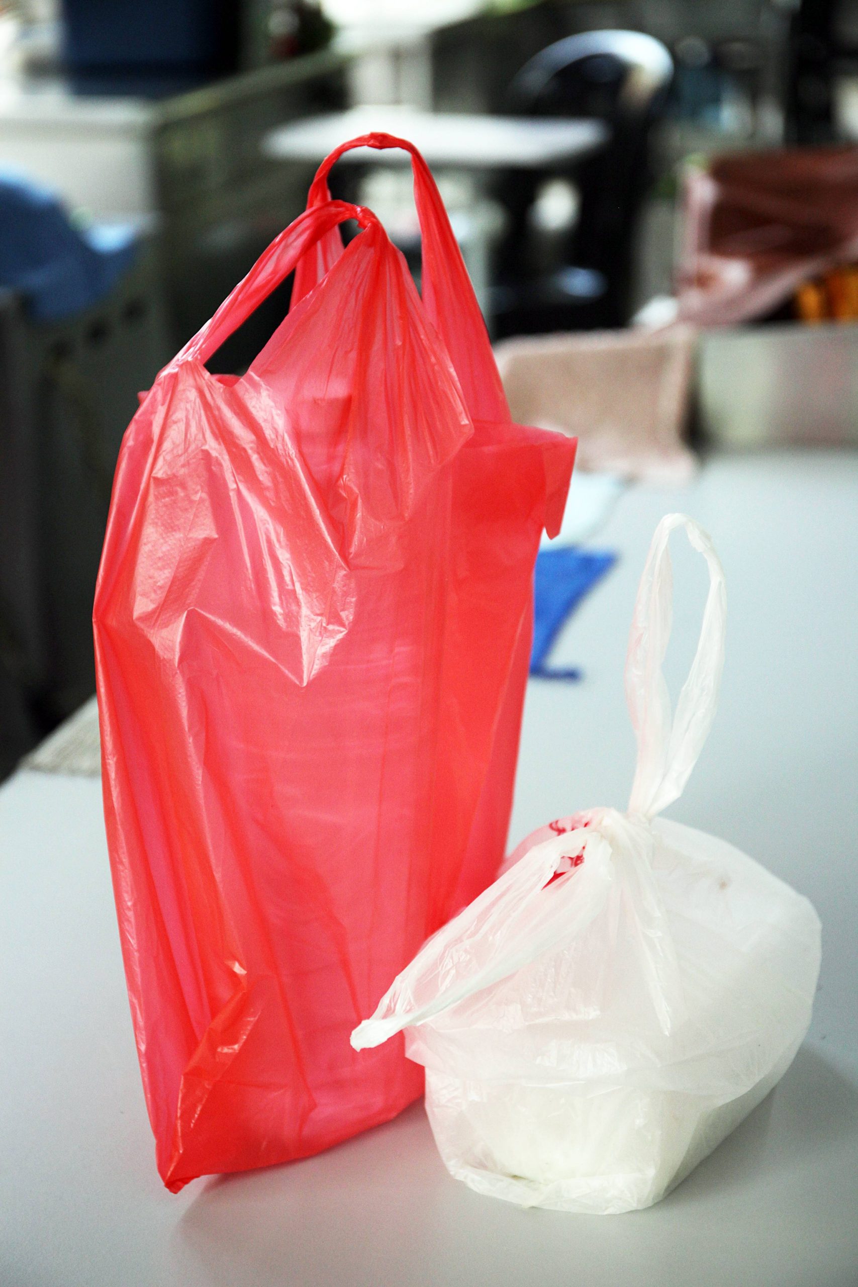 大都会封面：雪政府明年开始严惩使用塑料袋的商家 