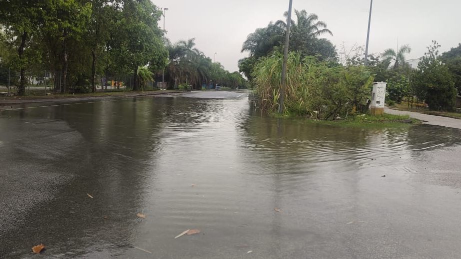 视频 | 滂沱大雨肇武吉拉惹镇路面积水