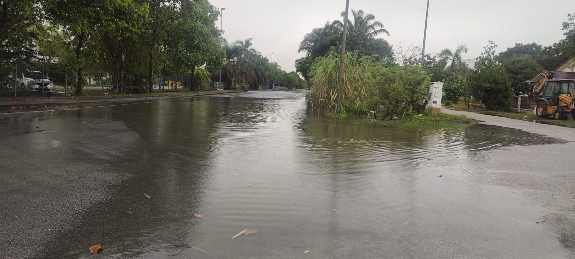 大都会/滂沱大雨肇武吉拉惹镇路面积水