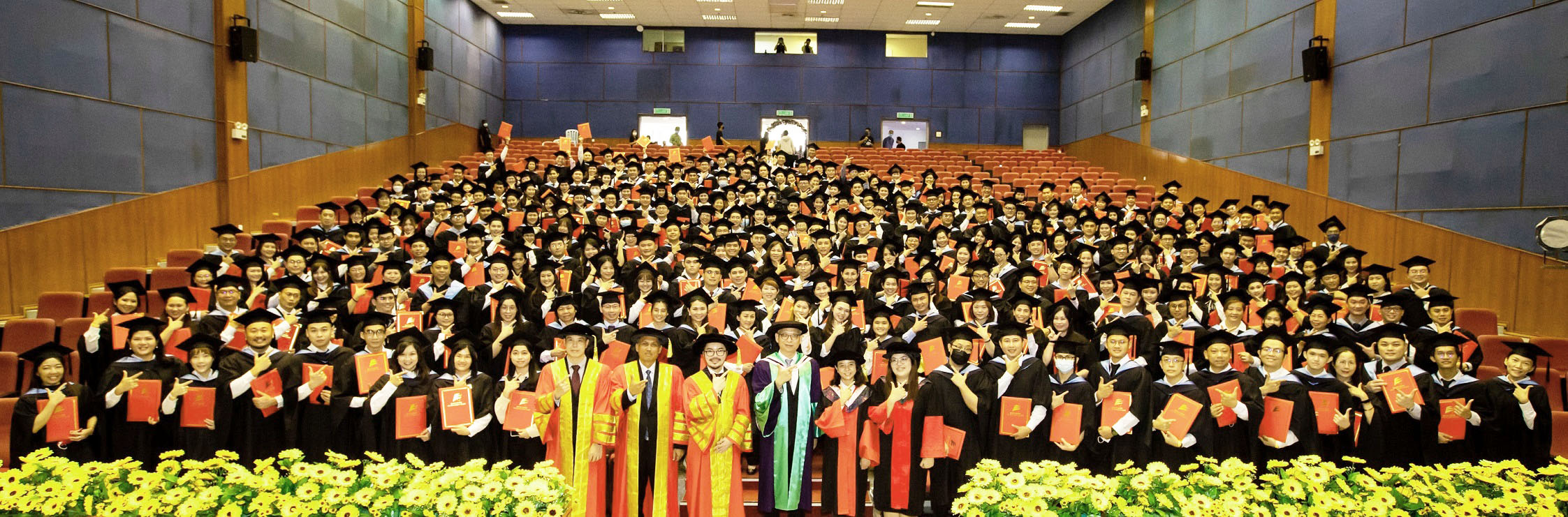 +大都会：新纪元大学 第一届中华传统智慧与现代企业管理课程，348学生毕业
