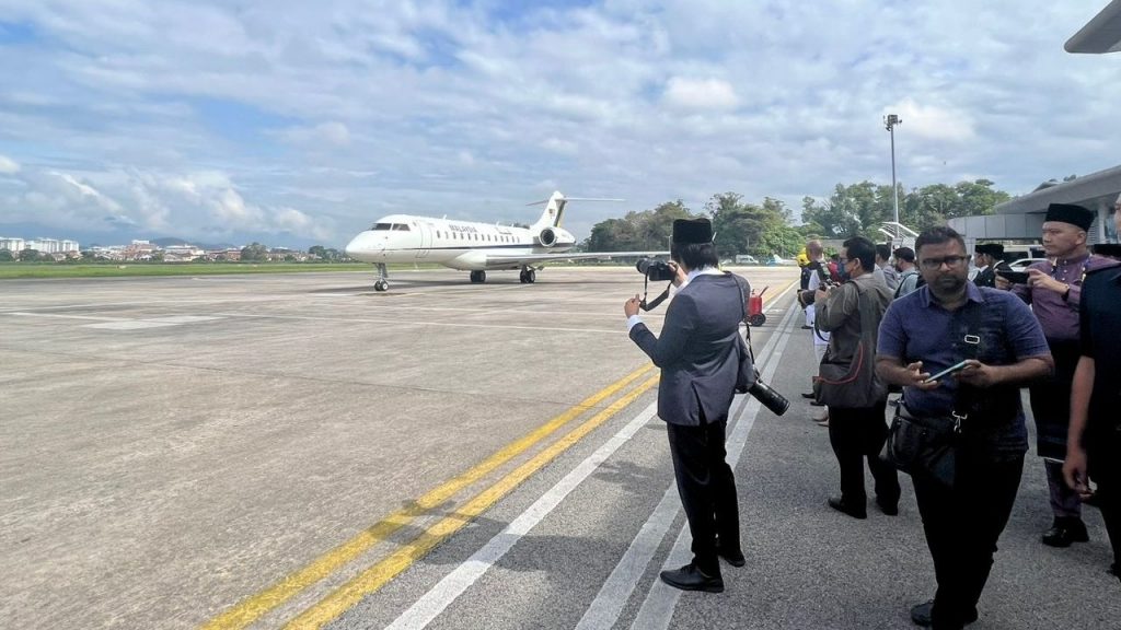 安华到霹州回打扪选区  大臣和希盟领袖机场接机