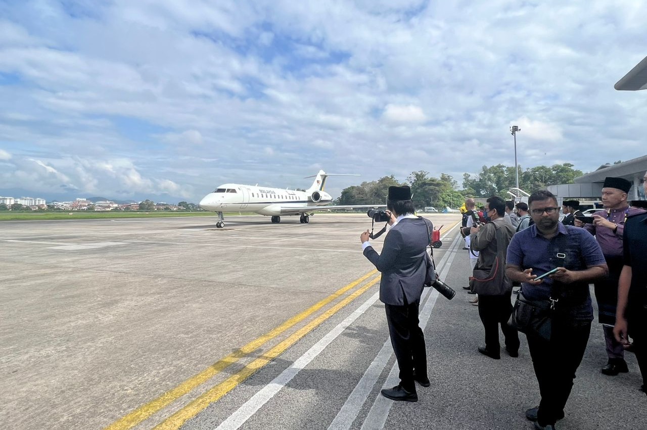安华到霹州回打扪选区  大臣和希盟领袖机场接机
