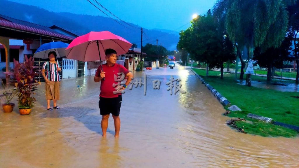 雷雨侵袭东甲居本峇鲁 多户民宅遭黄泥水淹