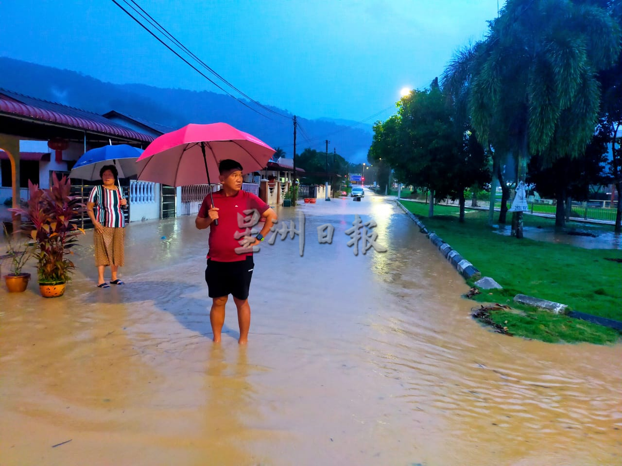 **已签发**柔：雷雨侵袭东甲居本峇鲁，多户民宅遭黄泥水淹