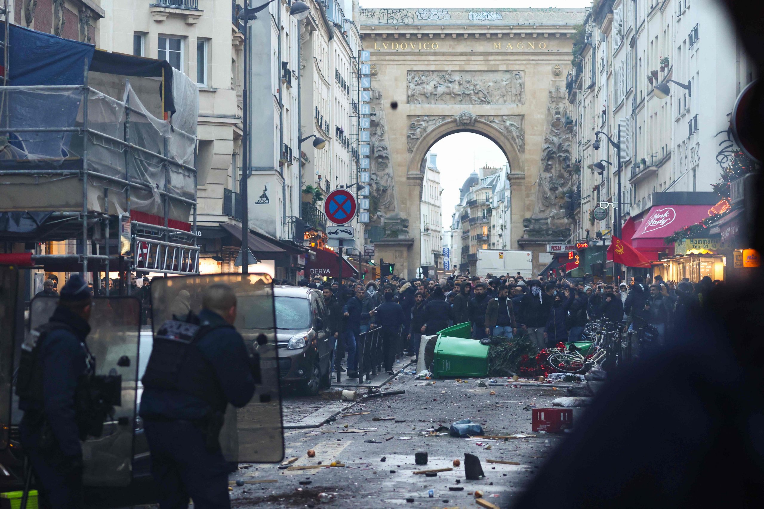 巴黎枪击案引发库尔德人上街抗议  示威者与警冲突