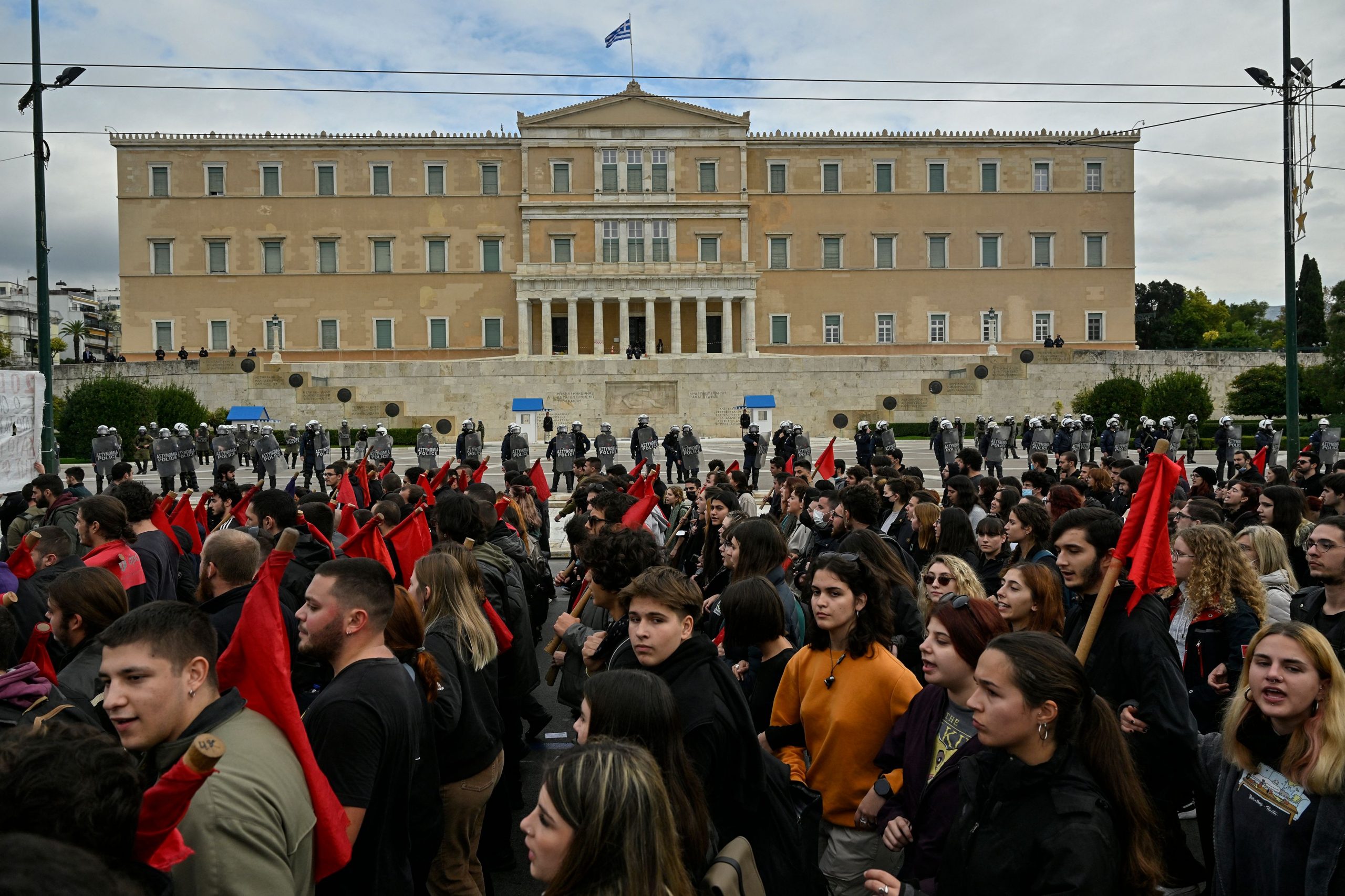 希腊16岁少年遭枪击头部 警察暴力事件再犯众怒