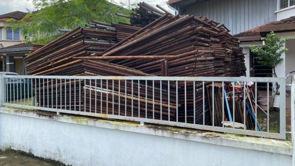庭院堆满铁条恐惹蛇鼠 巴生市会警告限14天清空