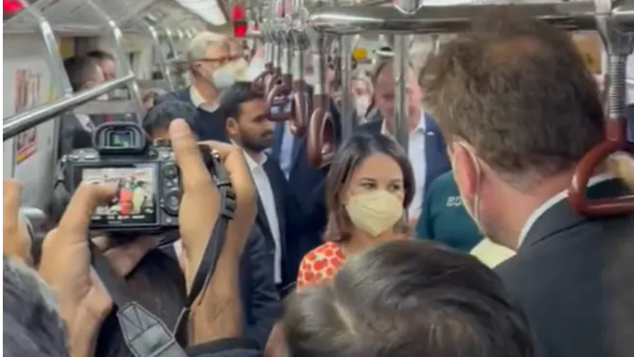 德外长新德里坐地铁 印度网民批她“扰乱交通”