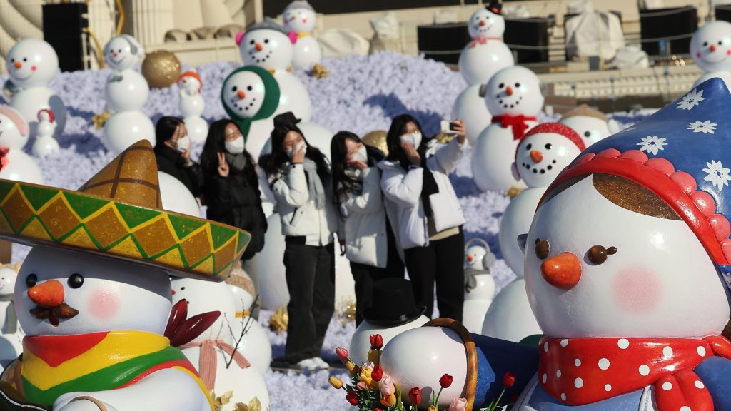 韩国 “雪人世界”逗趣可爱
