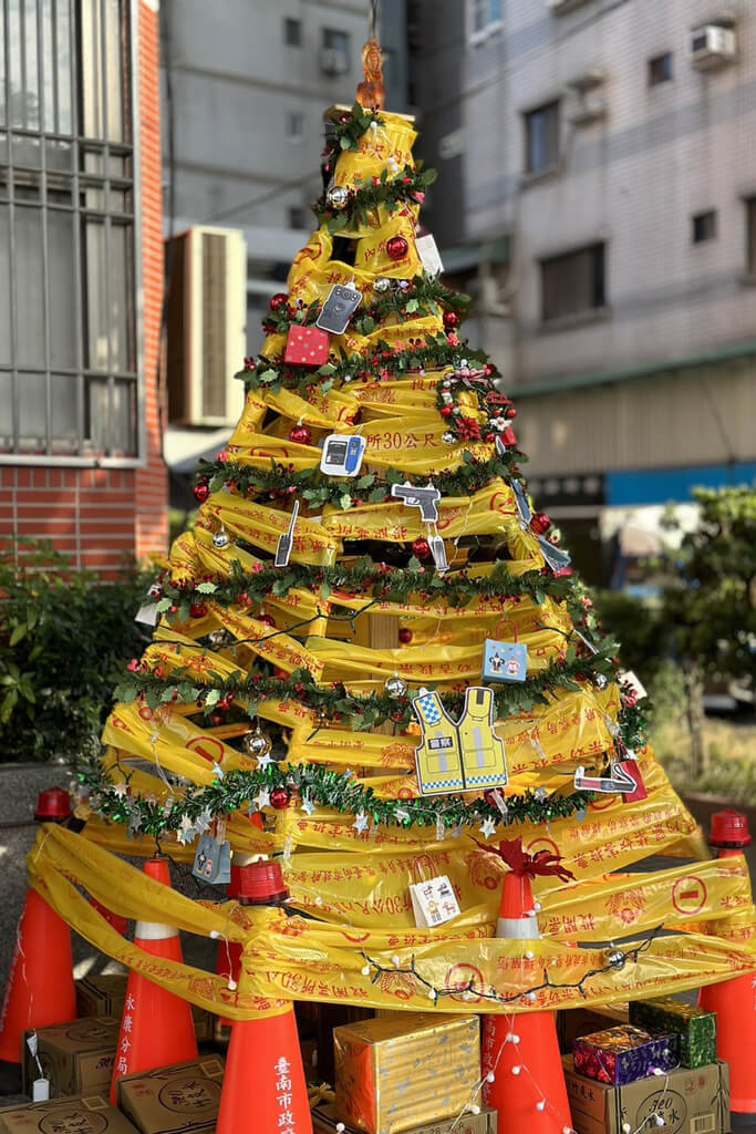 拼盘／台南警察发挥创意 封锁线加交通锥变圣诞树