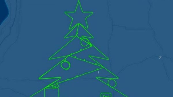 美国飞行员在空中画出圣诞树