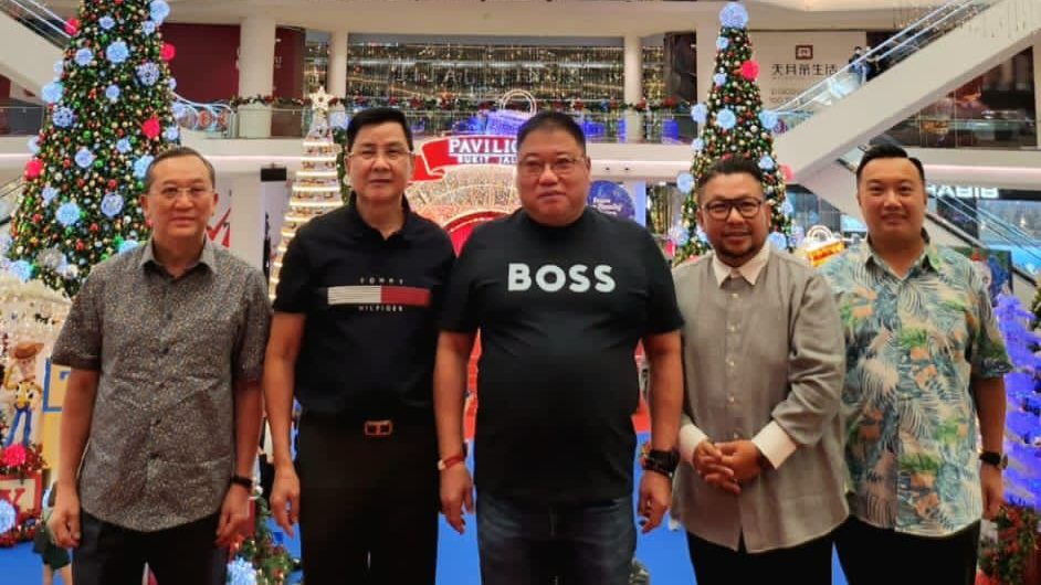 旅游部长张庆信首日上班 “BOSS”T恤牛仔裤巡商场