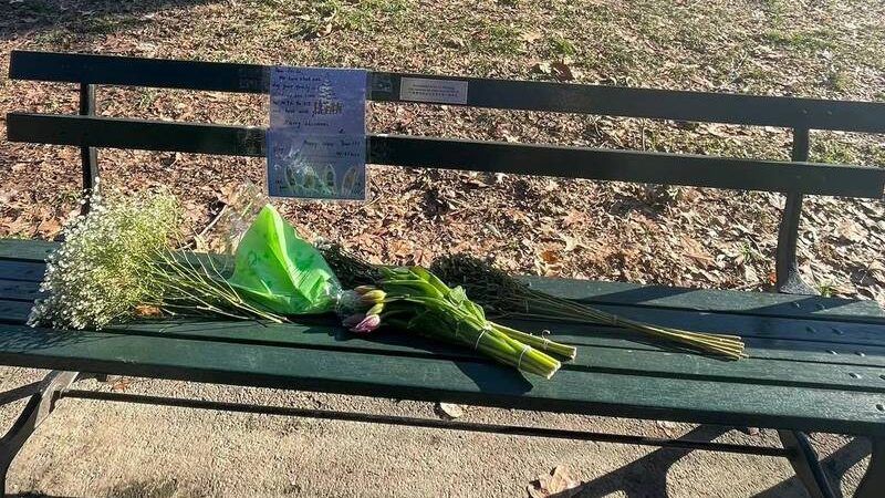 李文亮纪念长椅现身纽约中央公园 民众贴圣诞卡片悼念