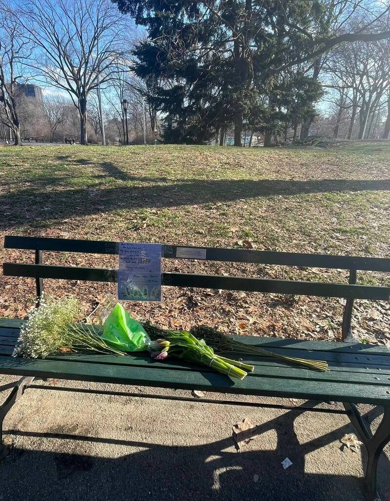 李文亮纪念长椅现身纽约中央公园 民众贴圣诞卡片悼念引人鼻酸