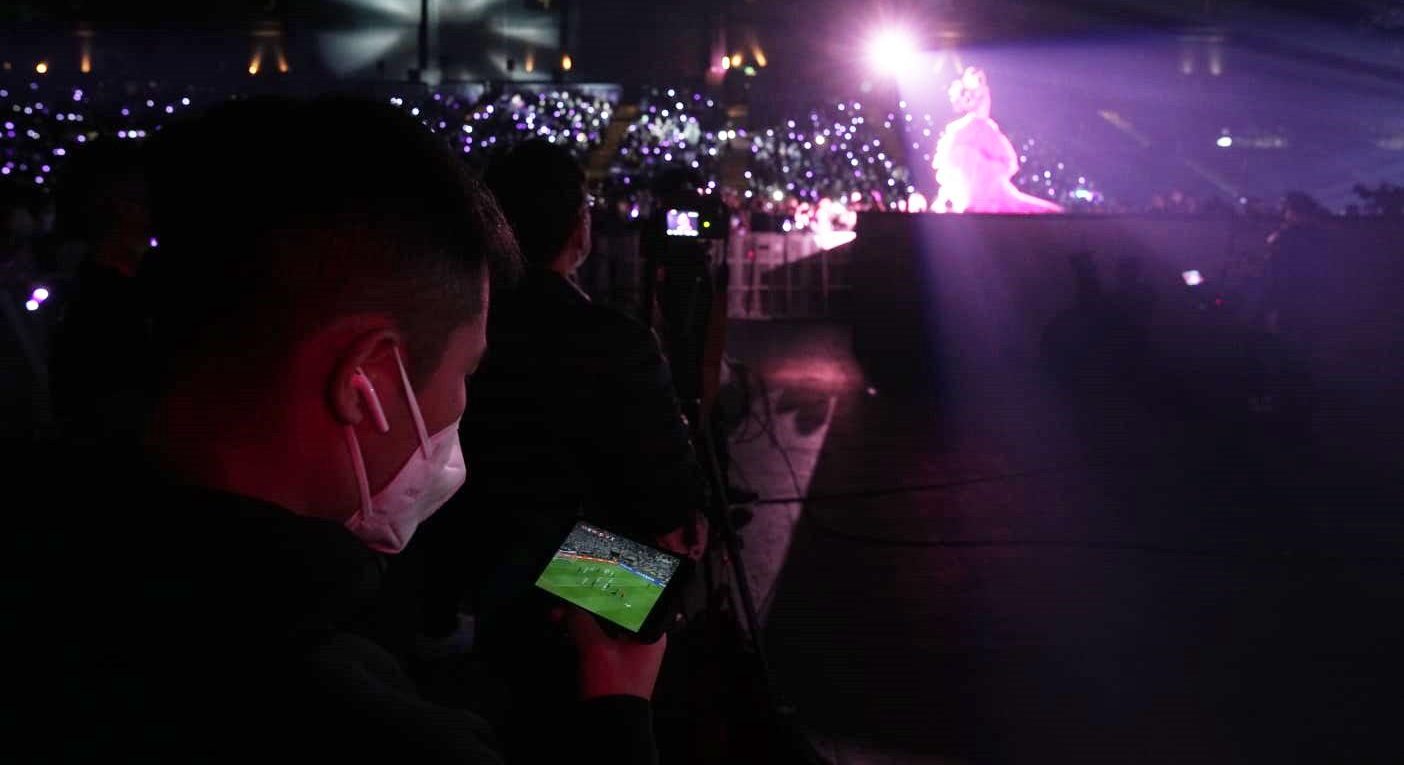 杨千嬅个唱撞正世界杯开踢   观众场内掏手机看直播
