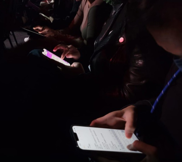 楊千嬅個唱撞正世界盃開踢   觀眾場內掏手機看直播