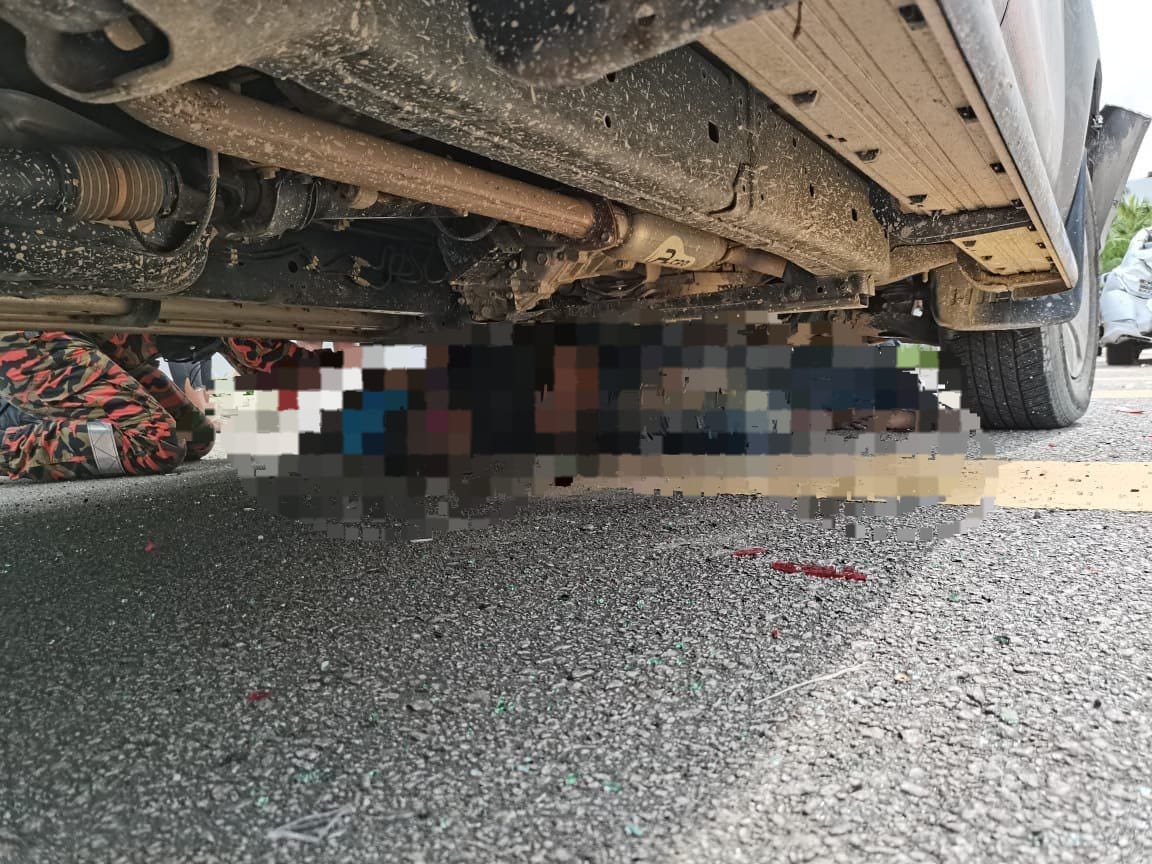 柔：新闻：2车相撞，1司机卡在货卡车底受伤