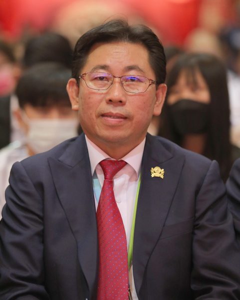 柔：新闻：新山中华公会理事会复选  何朝东蝉联会长