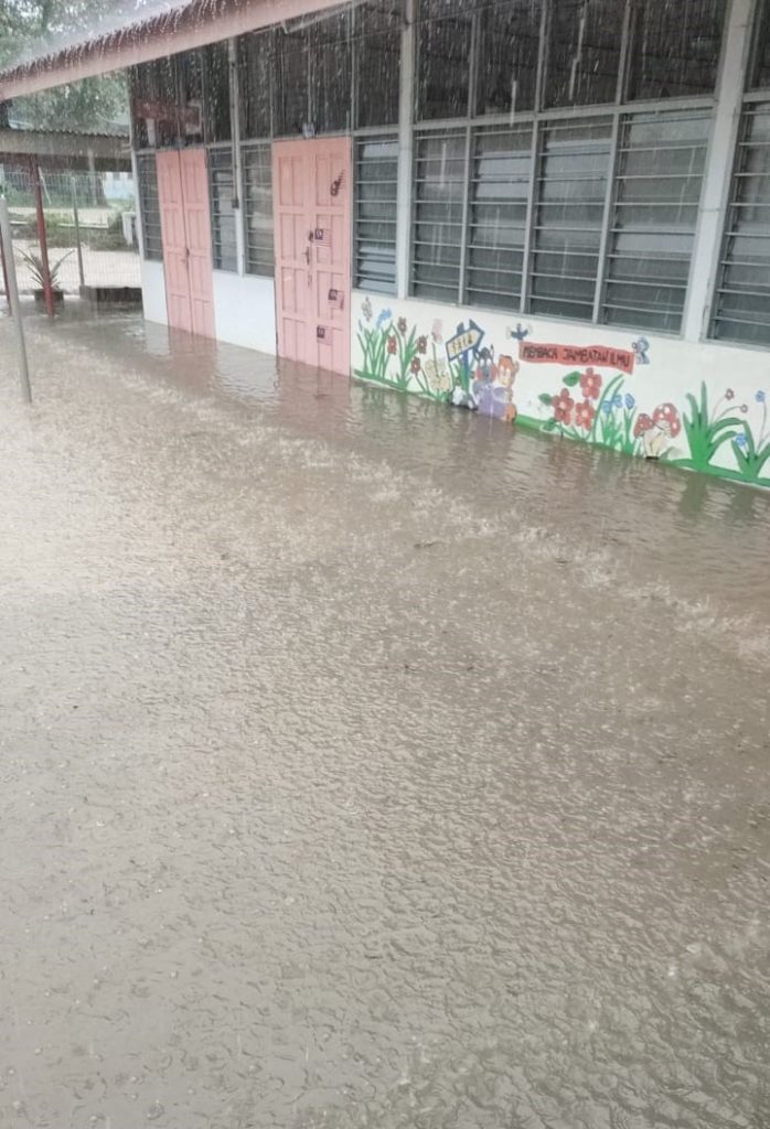校地处低洼区有河流 同汉华小逢大雨成灾