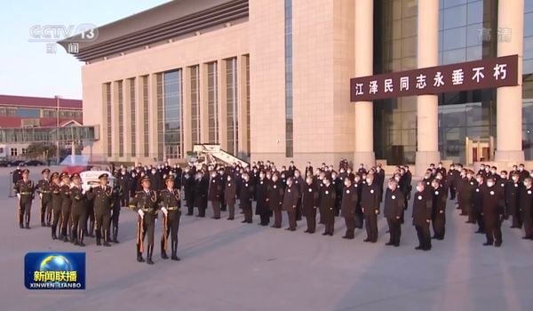 江泽民追悼大会12月6日在京举行 躺「透明棺木」移灵北京