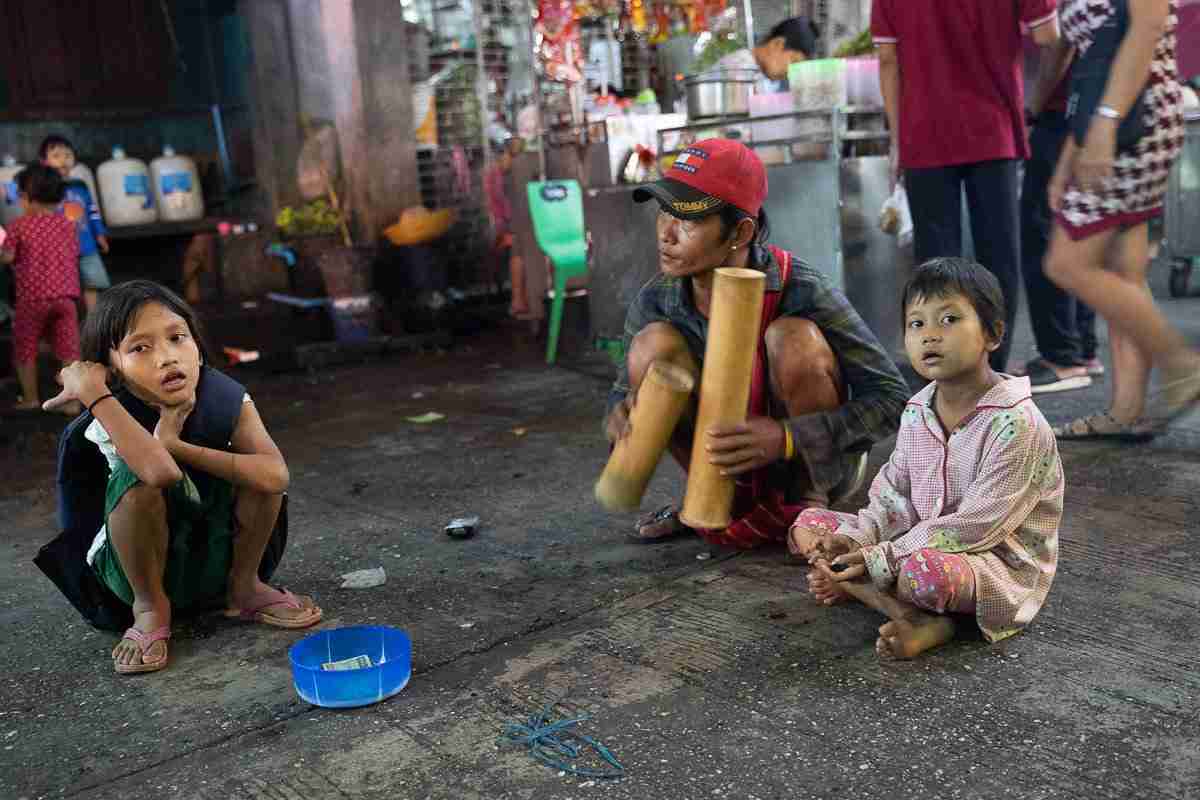 泰国810万人口身陷贫穷 28万个孩童辍学