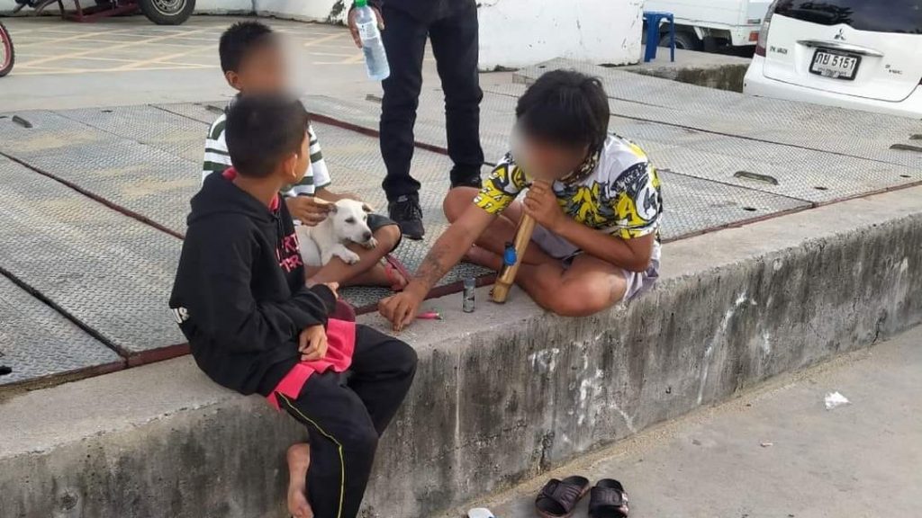 泰国儿童在海滩上吸大麻  “我爸是军人！你管我！”