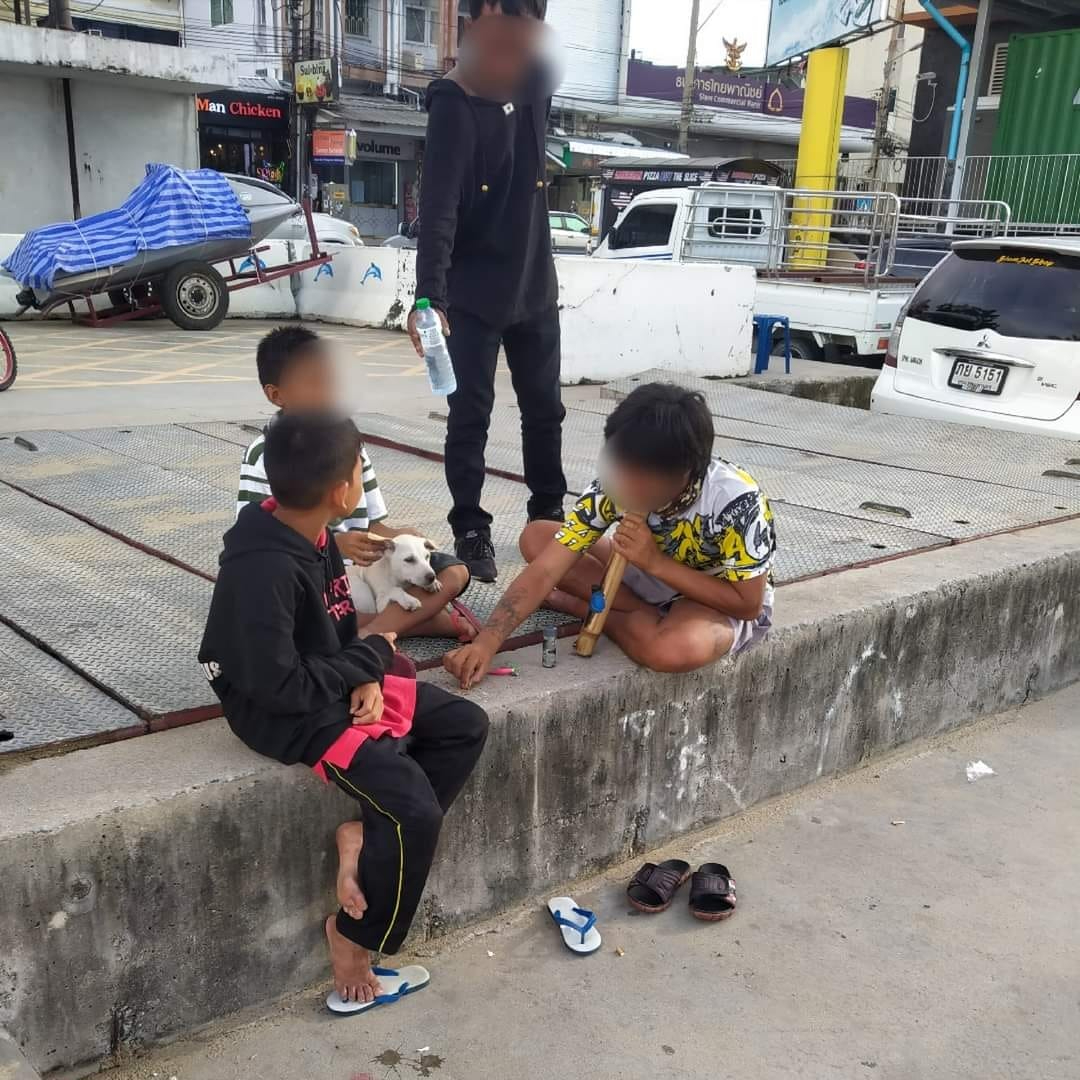 泰国儿童在海滩上吸大麻 “我爸是军人！你管我！”