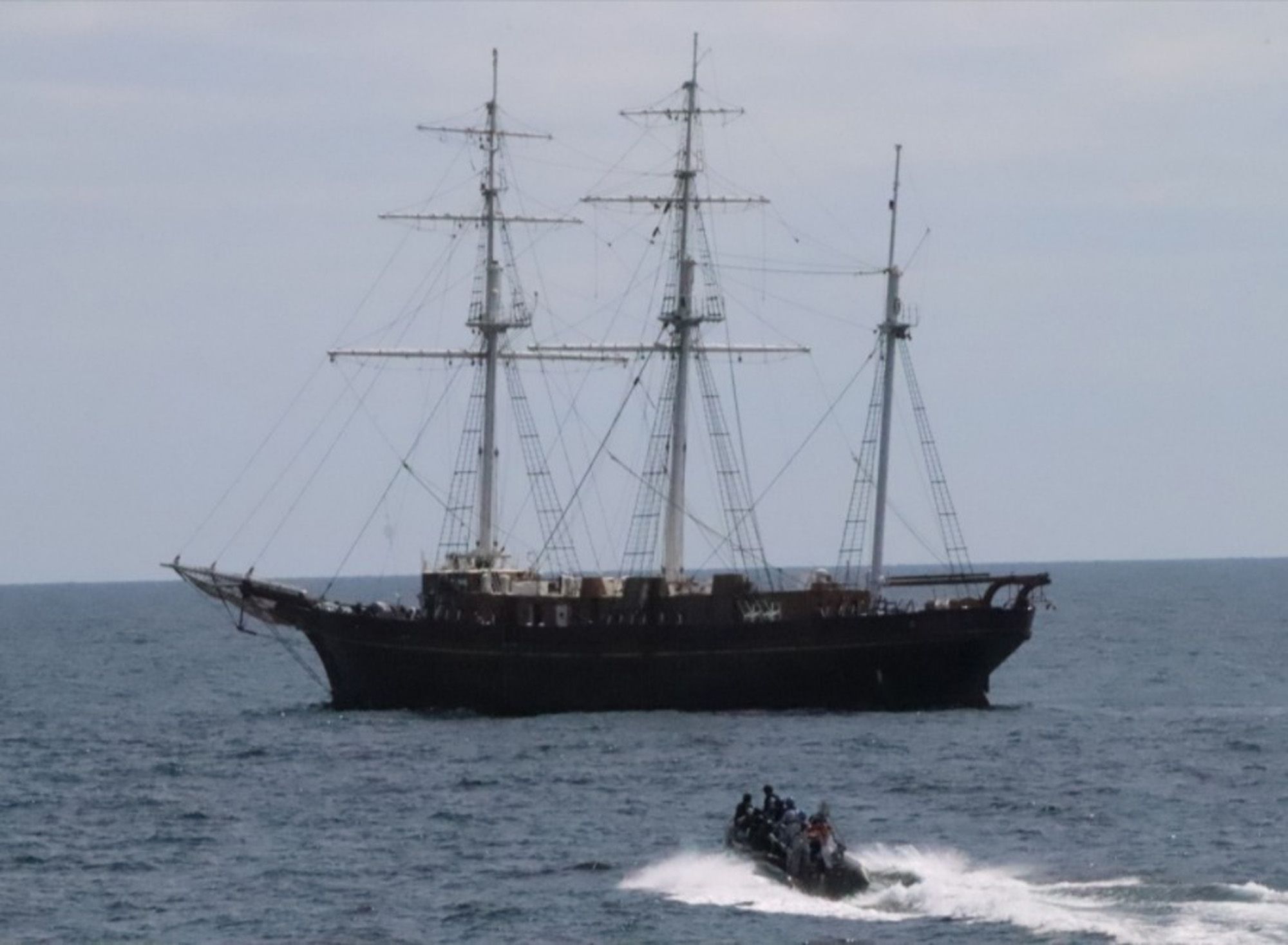 海军军舰寻获失联帆船 救出4名船员