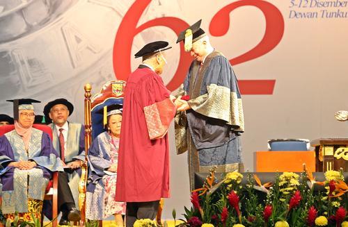 王赓武获颁马大名誉博士 今年唯一一位   