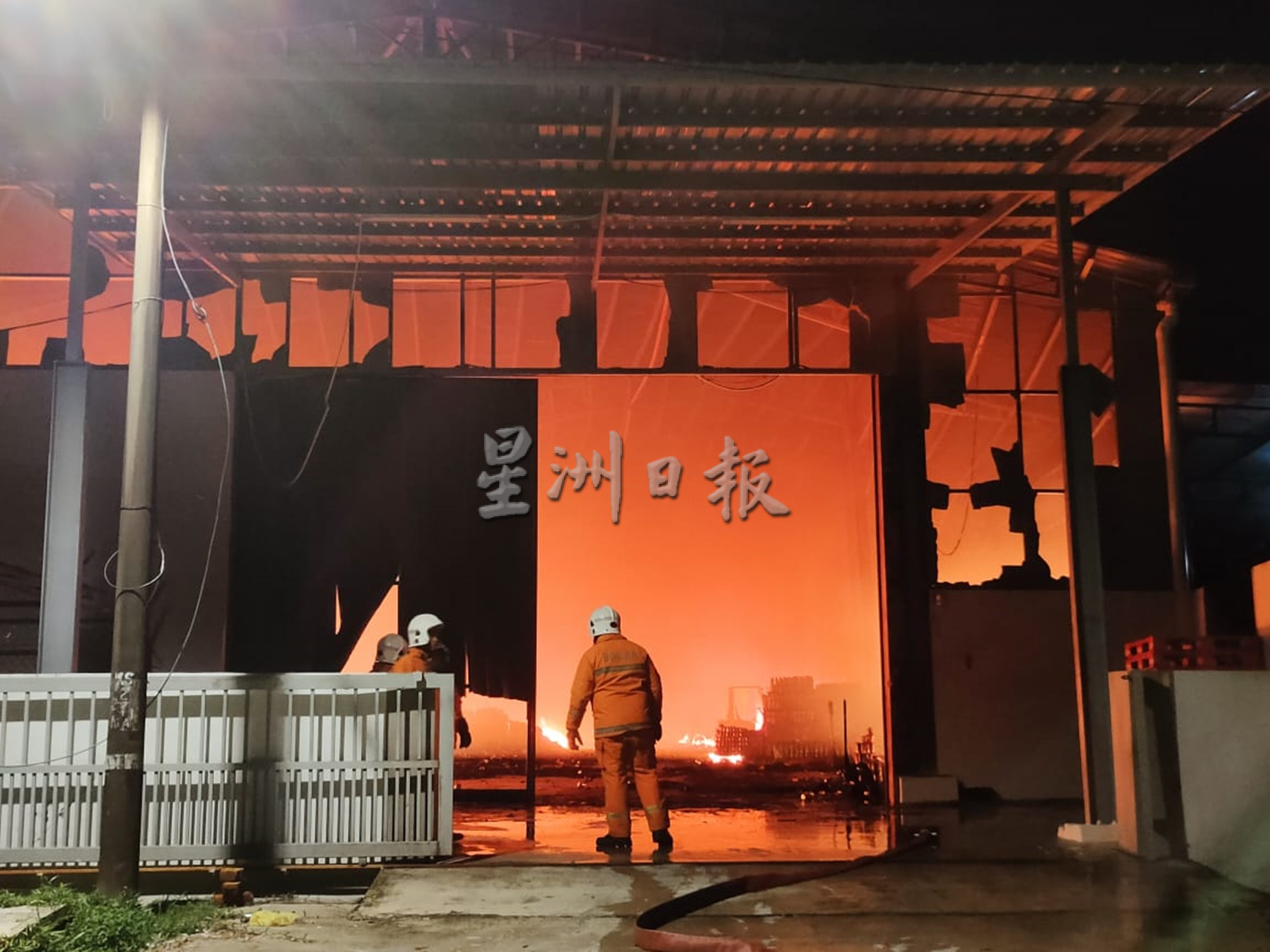 甘榜务央食品工厂火患 水压低阻碍救火