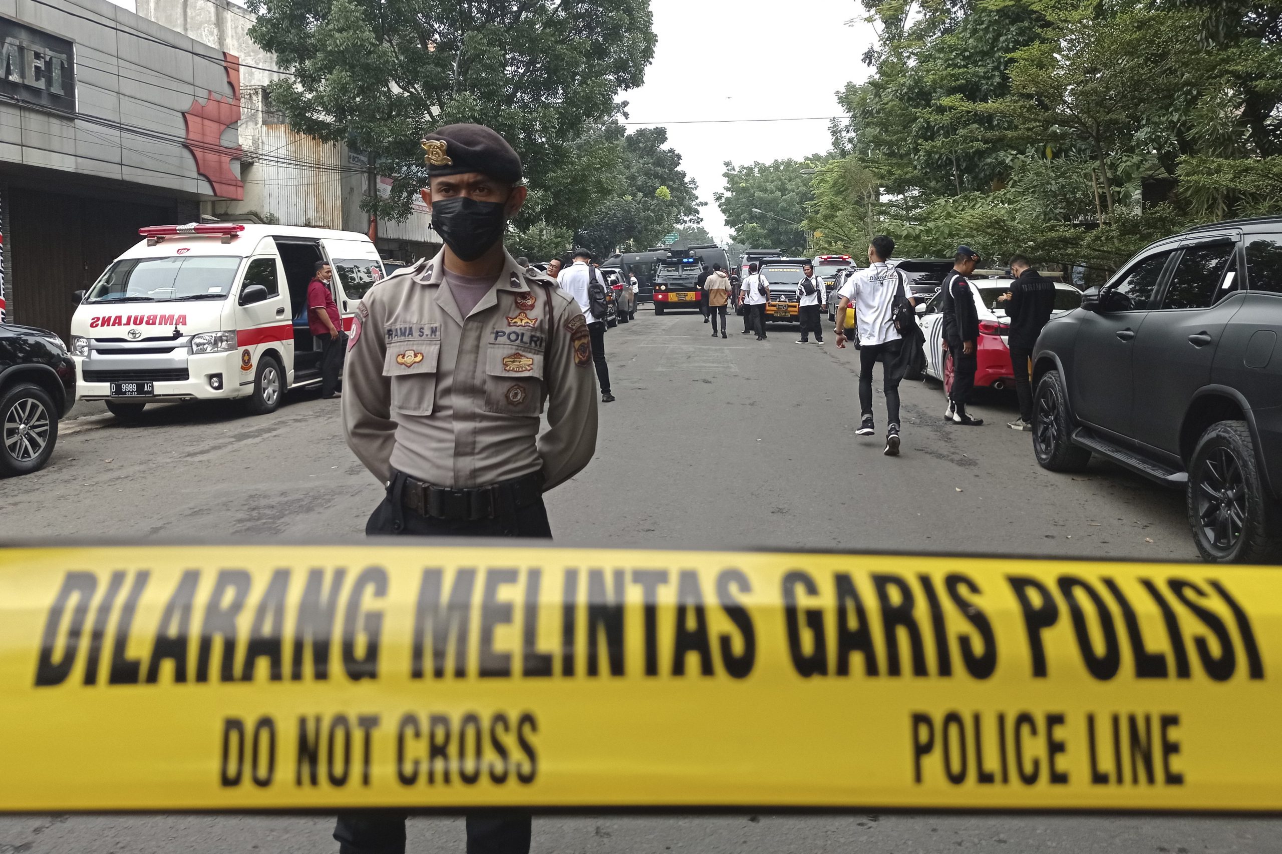 疑不满国会通过的刑法修正案 印尼万隆市发生自杀式袭击 一名警察死10人伤