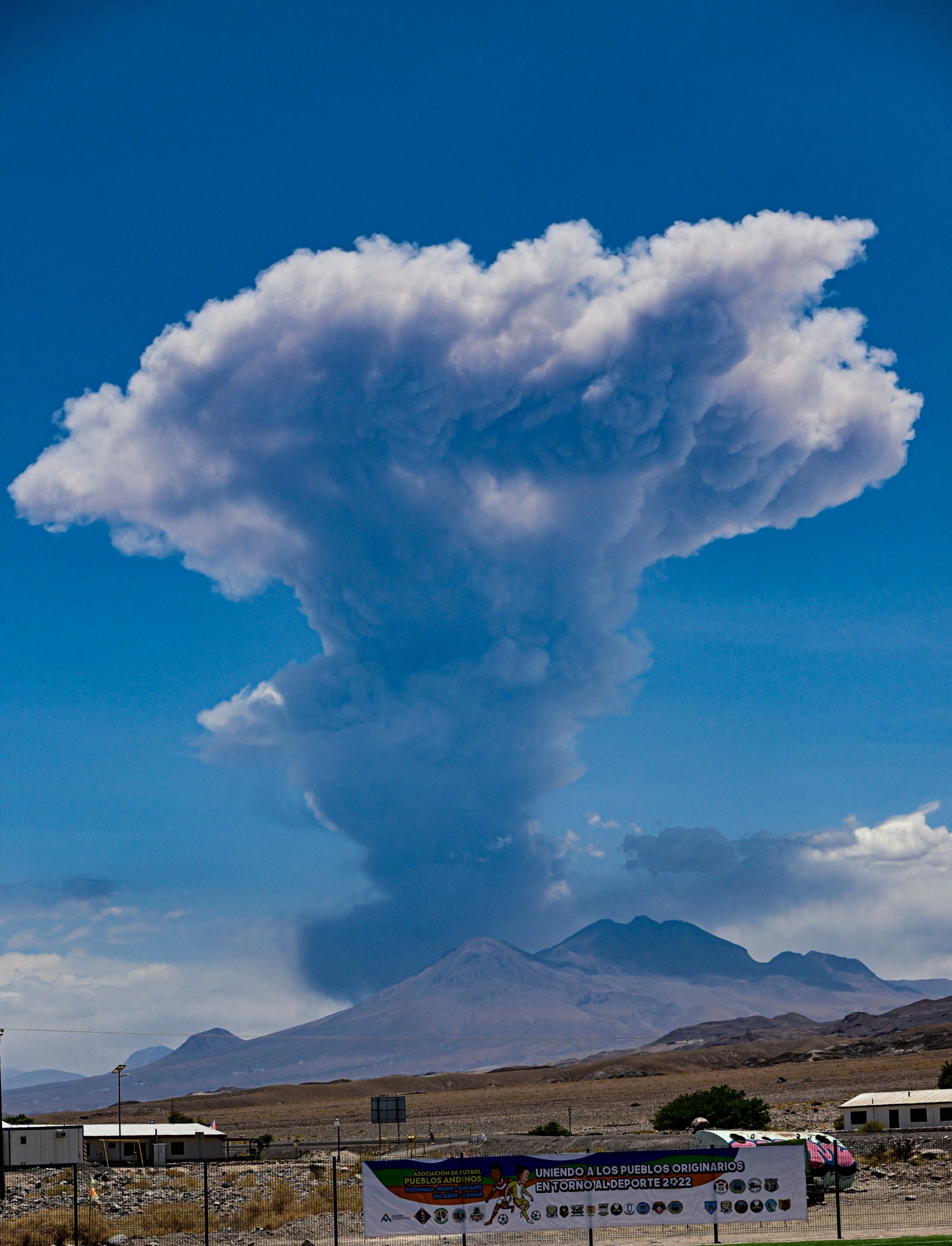 看世界 ／智利北部火山隆隆作响 喷6千公尺高灰柱