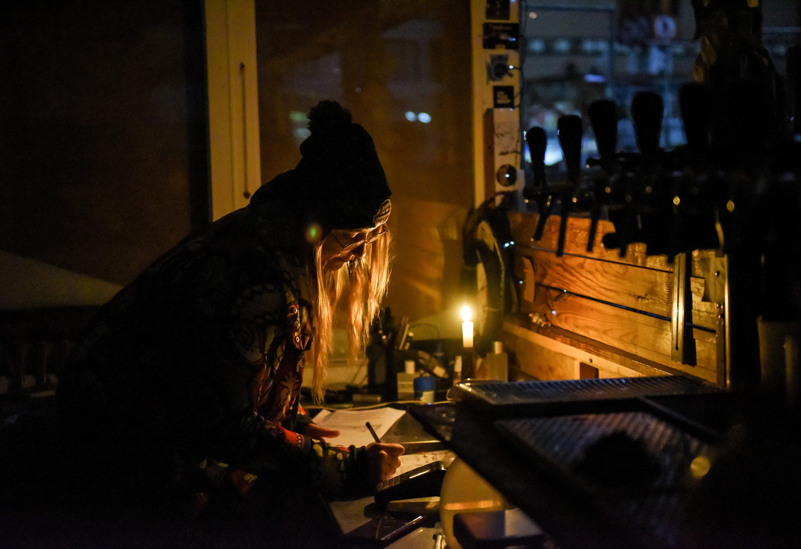 看世界)乌克兰陷断电困局 民众自行取暖致火灾频生 1日死9人