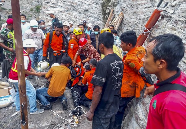 印尼煤矿爆炸 矿工10死4获救