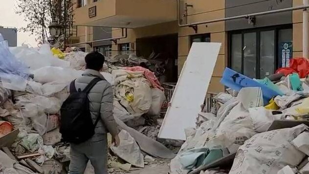 建筑垃圾无人收  中国西安住户穿梭垃圾山进出