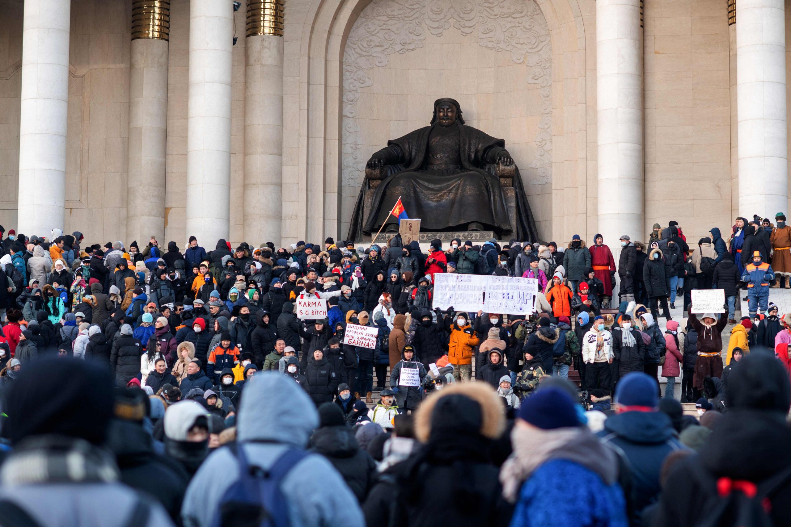 看世界／蒙古价值79亿煤炭消失引大示威  抗议者图冲进国家宫